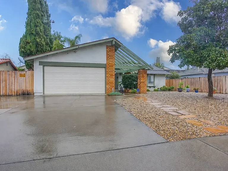 1140 Harding St — Photo 2