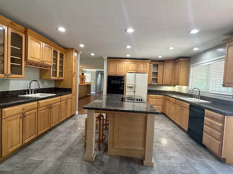 101 Shady Ln — Photo 8
