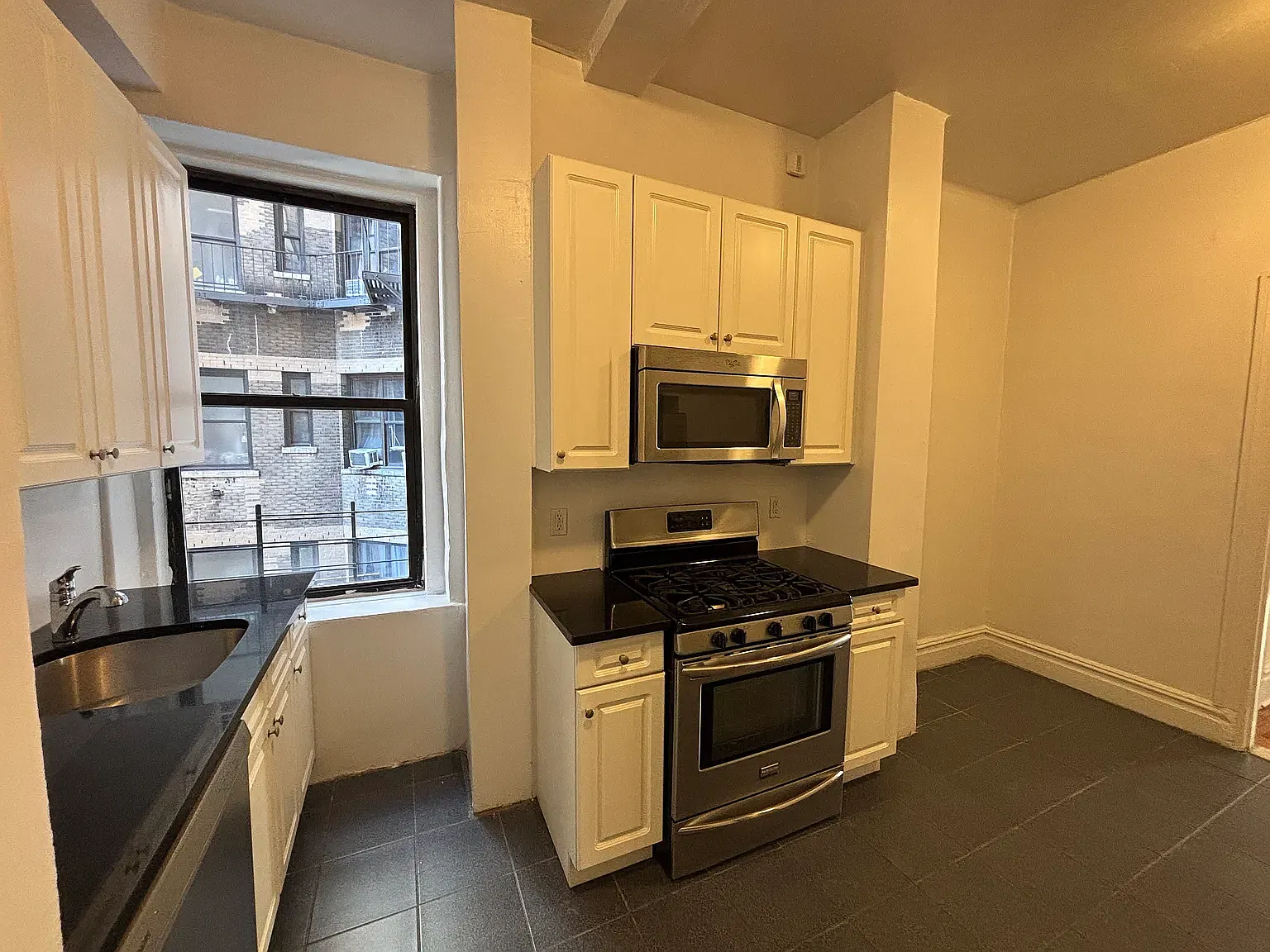 2586 Broadway — Photo 4