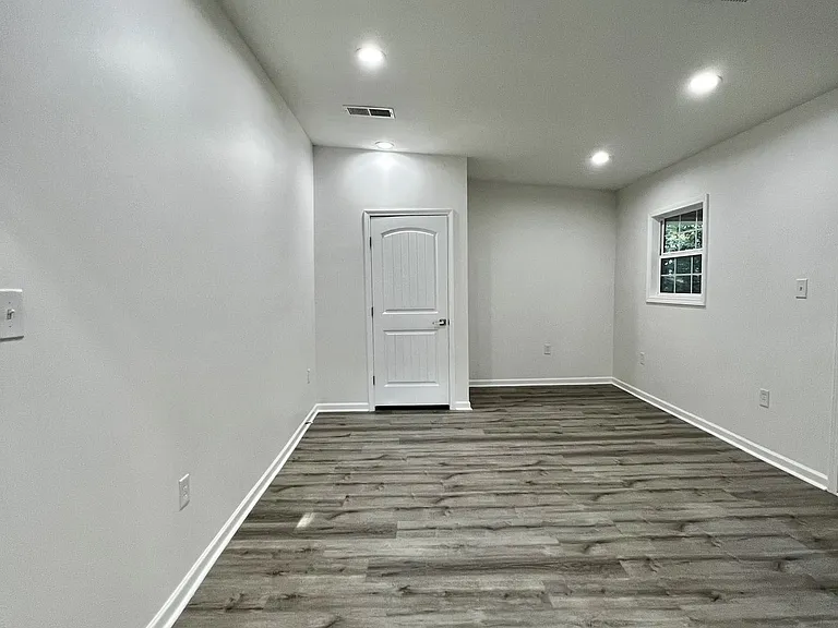 947 Clark St — Photo 16