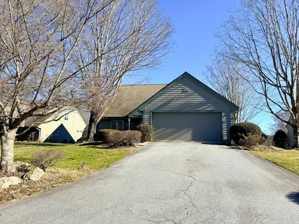 104 Highview Ln, Flat Rock, NC 28731