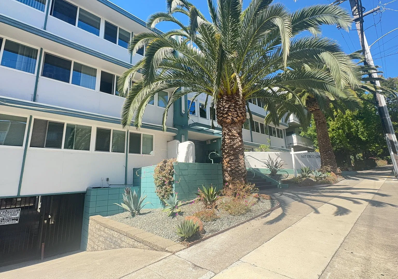 Charming Apartments in Prime Oakland Location! — Photo 1