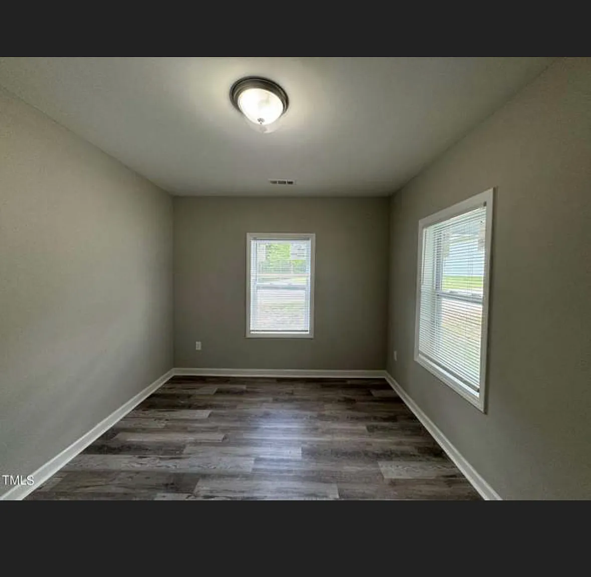 3 bed, 860 sqft, $1,300 — Photo 4