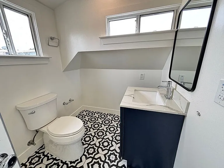 1642 Russell St #C — Photo 10