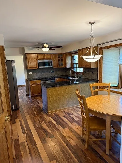 4 bed, 2.5 bath, 2600 sqft, $4,100 — Photo 3