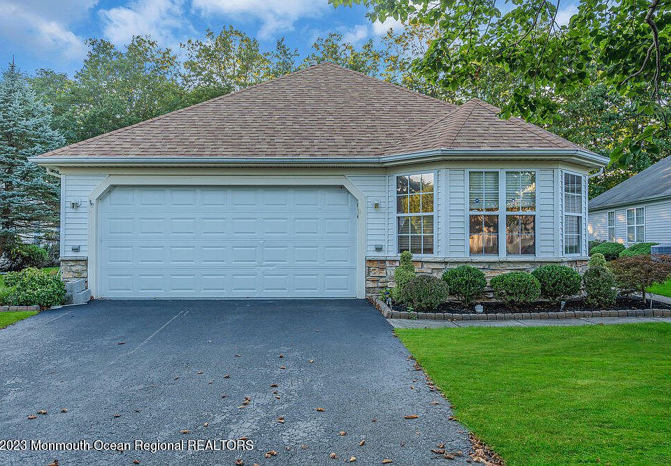 1st image of 4 Pine Hollow Lane
