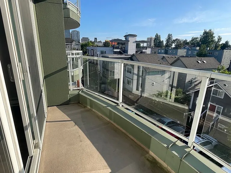 Cohanim Plaza on The University Ave! — Photo 32