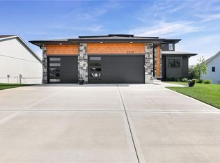 2215 SW Hook Farm Dr, Lees Summit, MO 64082