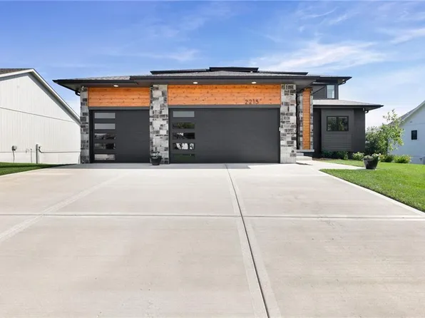 2215 SW Hook Farm Dr, Lees Summit, MO 64082