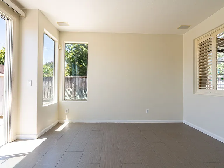 1109 Camellia Ct — Photo 4