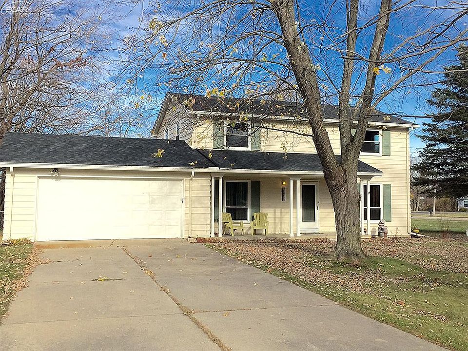 Front view at driveway