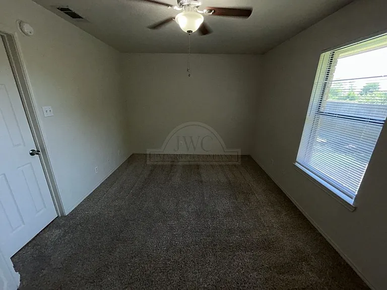 912 McDaniel Cir — Photo 17