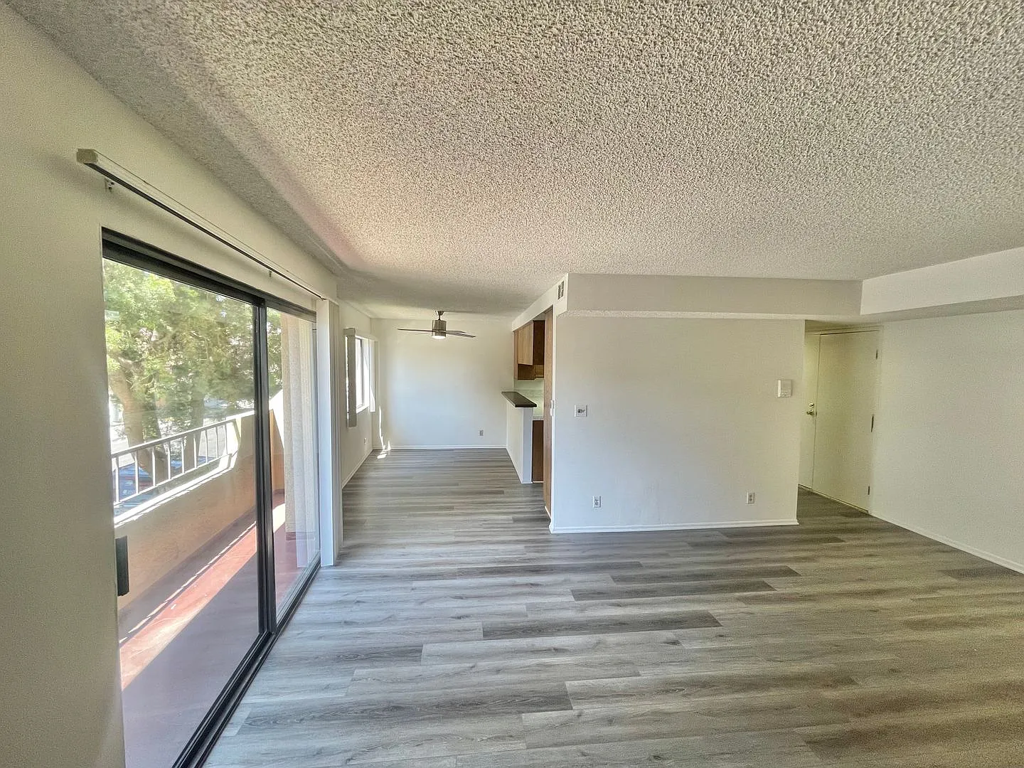 Spacious 2 Bed 2 Bath Apartment w/ In Unit Washer Dryer & Central A/C — Photo 3