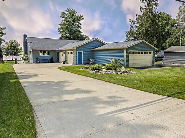 335 Long Point Dr, Houghton Lake, MI 48629