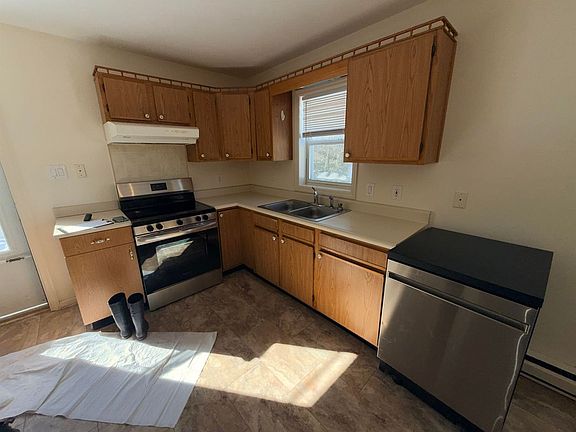 4th image of 98 Ledge Hill Rd