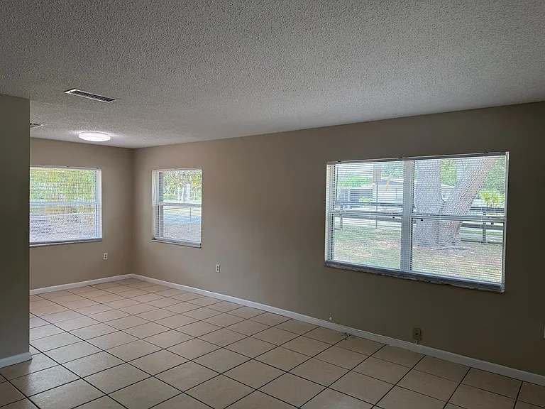 824 S Lone Oak Dr — Photo 4