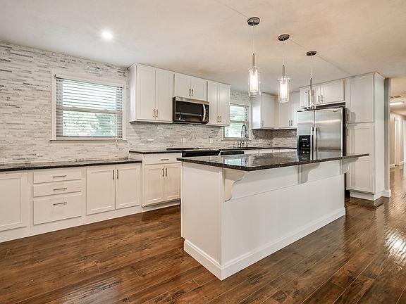 3rd image of 4433 Linden Ln