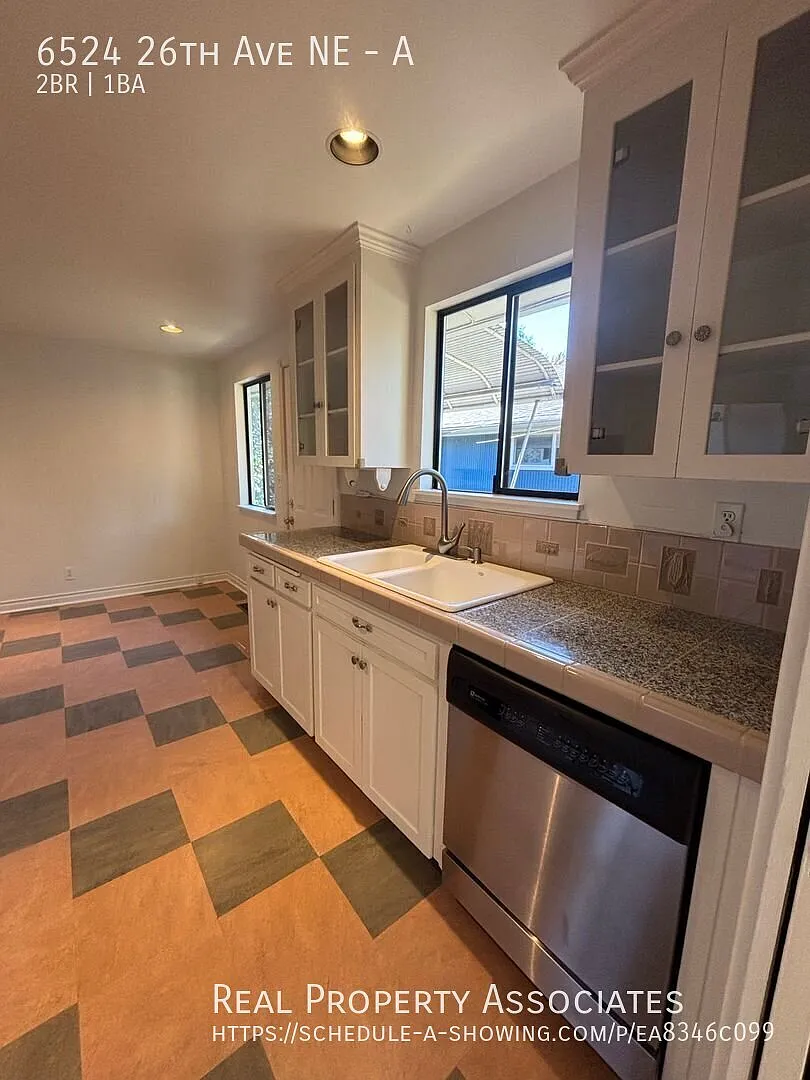 Bright Ravenna Duplex: Top-Floor, In-Unit Laundry & shared storage — Photo 3