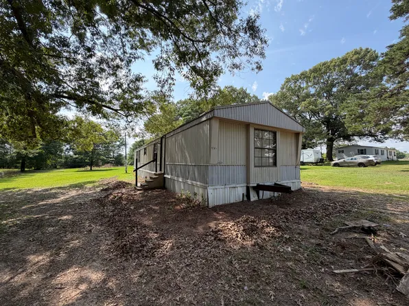 108 Country Paradise Cir, Texarkana, TX 75501