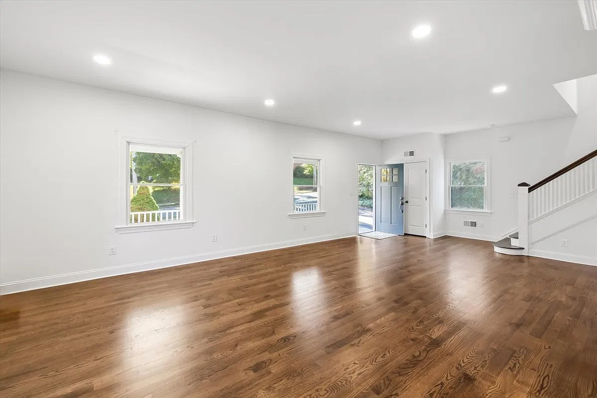 5 bed, 2.5 bath, $6,500 — Photo 4