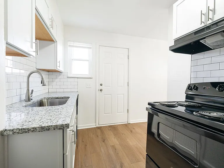 4040-4042 Halsey Pl — Photo 3