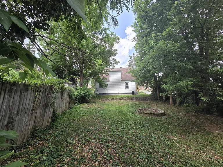 560 W North St — Photo 23