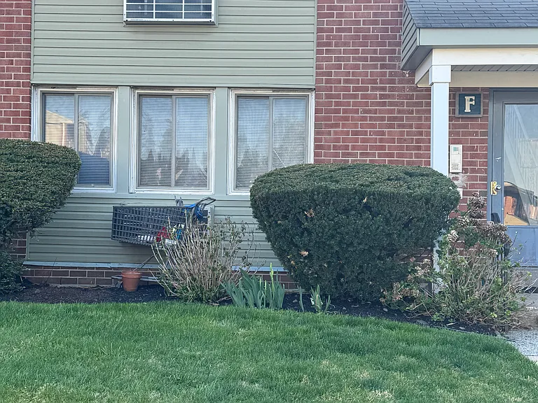 250 Tanglewood Ln #F2 — Photo 1
