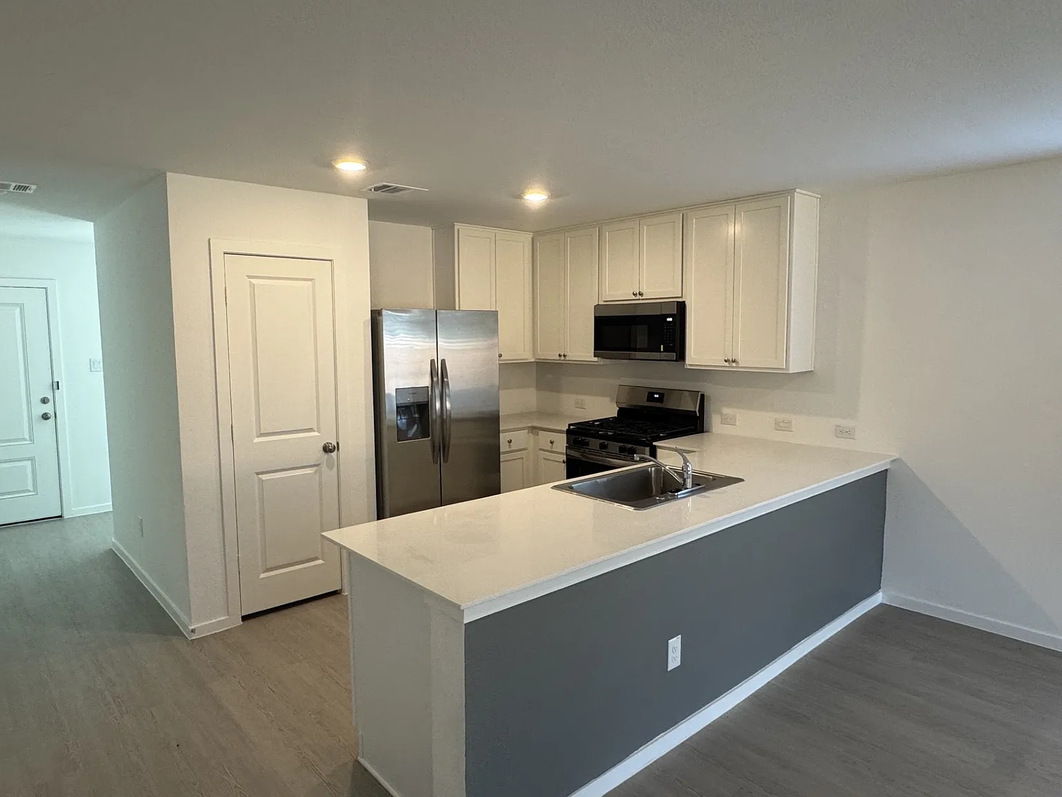 4 bed, 2.5 bath, 2015 sqft, $2,500 — Photo 3