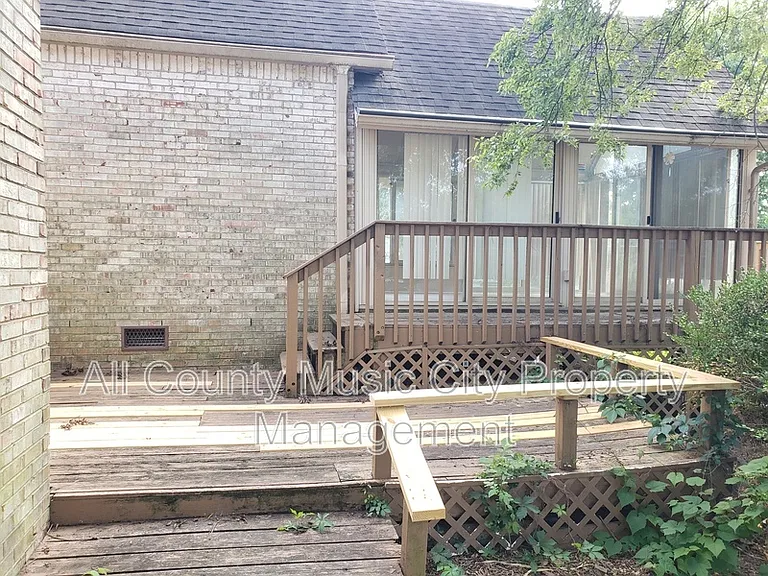 553 Owendale Dr — Photo 16