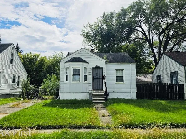 18914 Elkhart St, Harper Woods, MI 48225