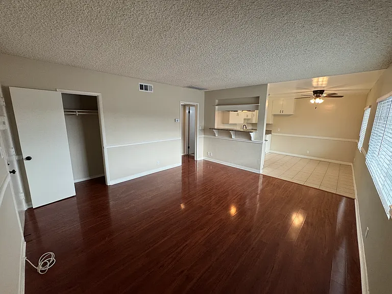 Large and Refurbished and Comfortable Units — Photo 16