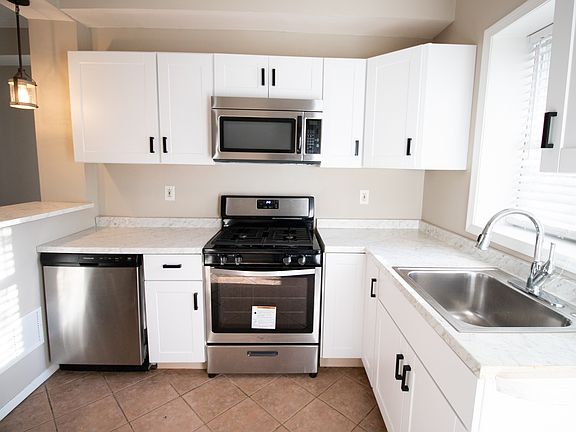 5th image of 2322 E Oakdale St