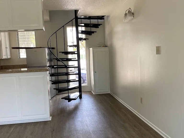 405 N Broadway #B — Photo 4