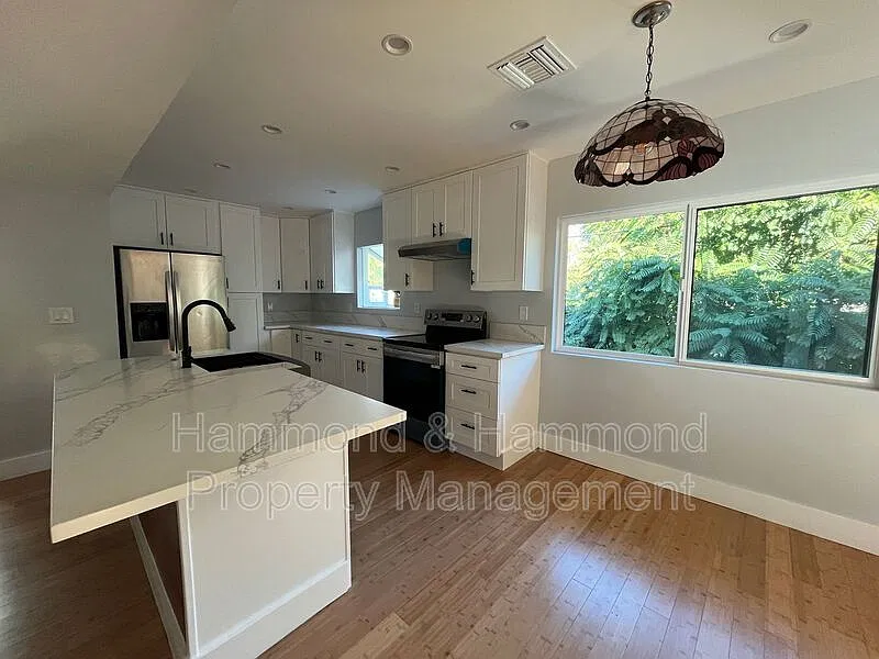 5722 Woodman Ave — Photo 3