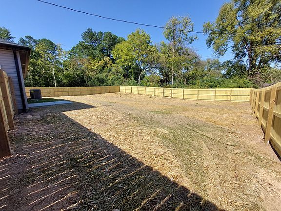 HUGE FULLY FENCED YARD