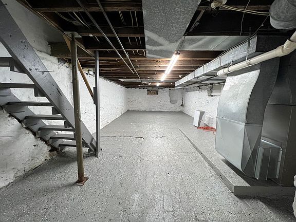 3rd image of 121 Bausman St