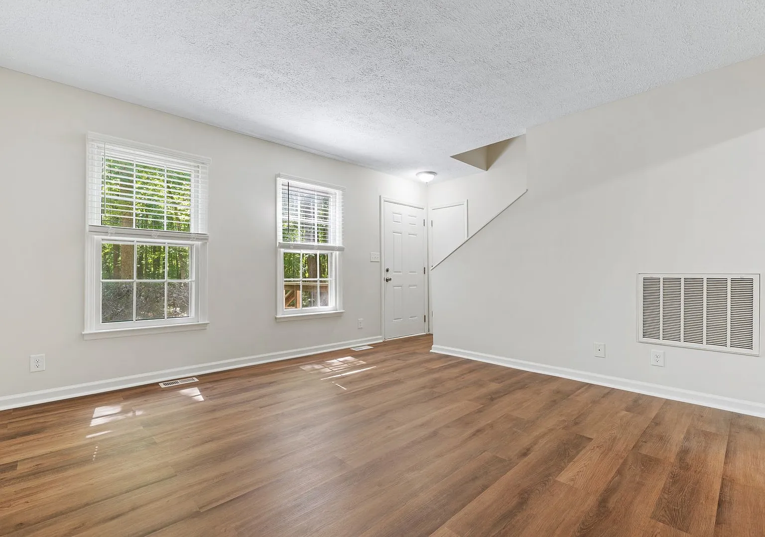 Private Brick House in Country Setting- Available Now! — Photo 3