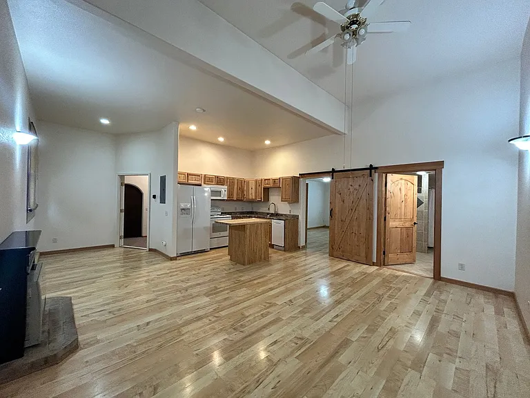 118 Kent Ln — Photo 2