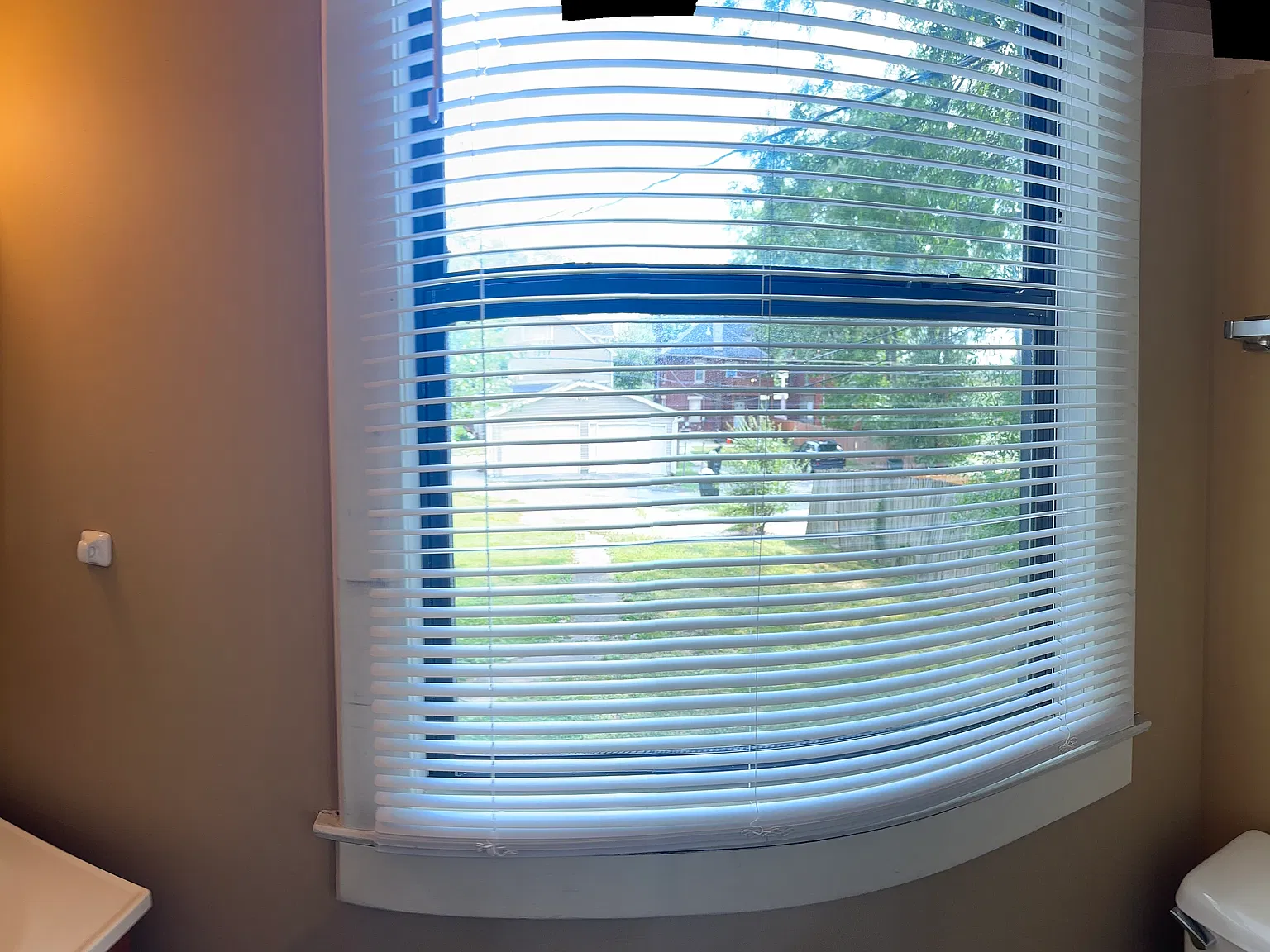 5 bed, 2.5 bath, 2340 sqft, $2,500 — Photo 4