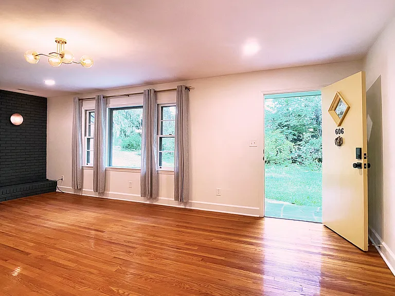 606 Fairview Rd — Photo 2