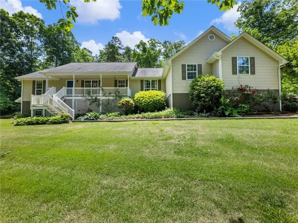 376 Thornwood Cir, Mount Airy, GA 30563