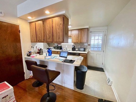 4th image of 258 S Alder St #1