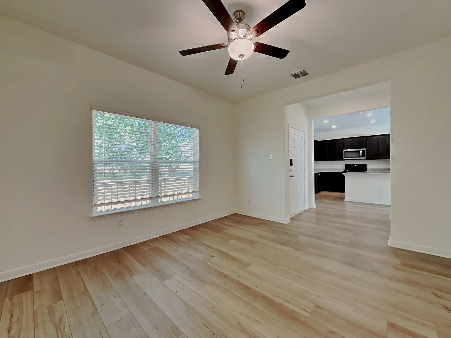 3 bed, 2.5 bath, 1430 sqft, $1,459 — Photo 2
