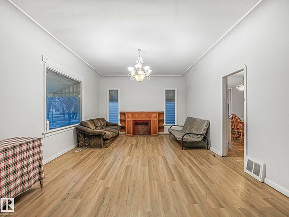 4th image of 10958 108th St NW