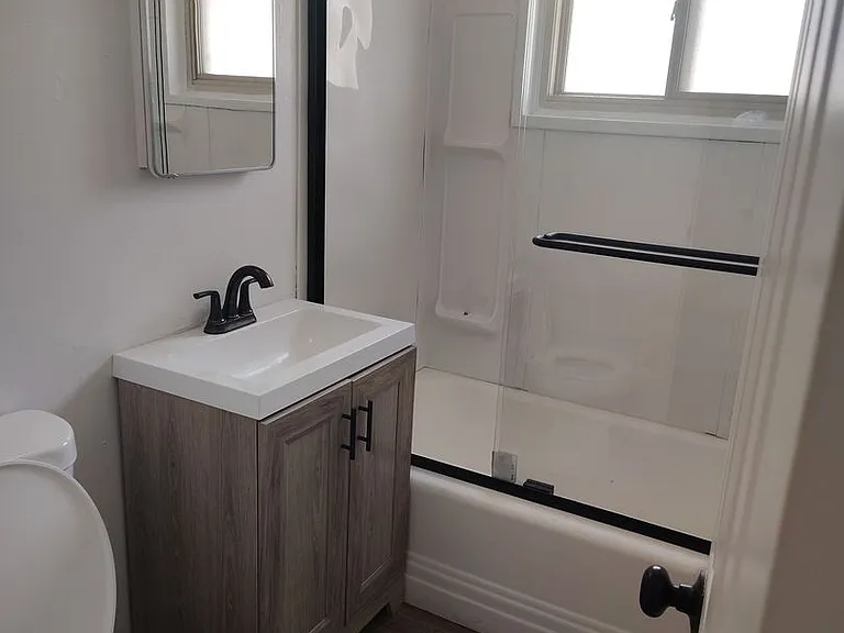 5614 Euclid Ave NE — Photo 7