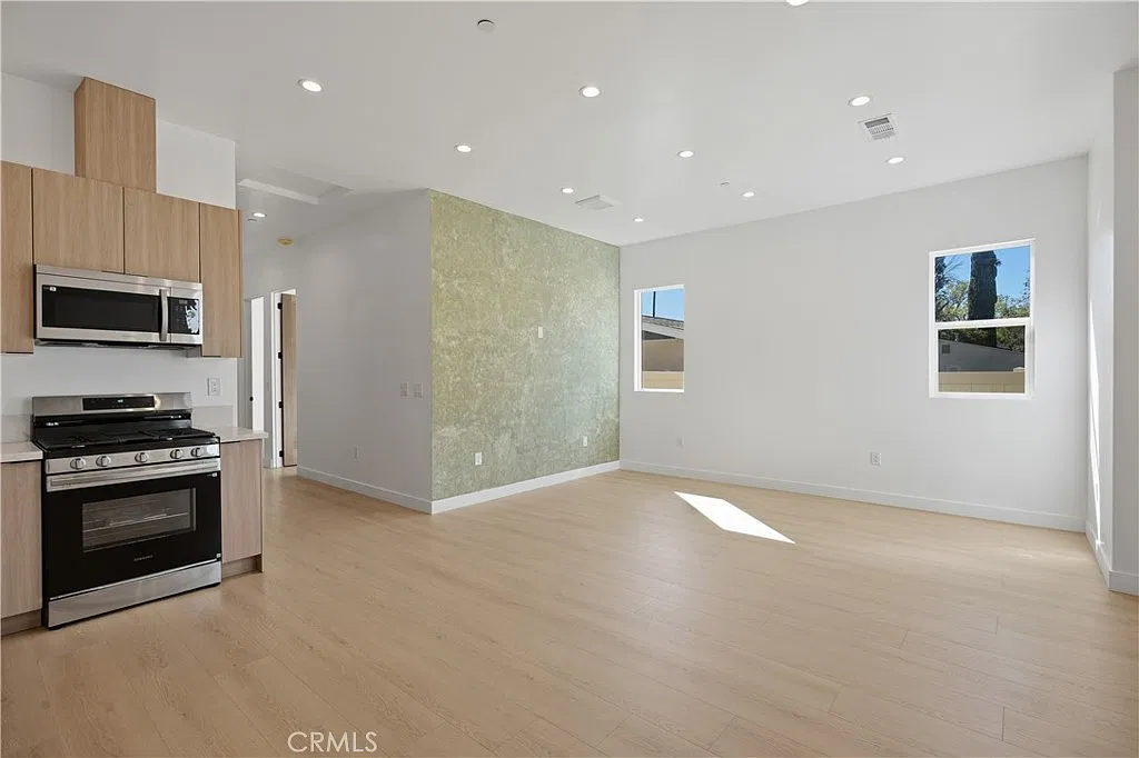 3 bed, 1200 sqft, $3,995 — Photo 2