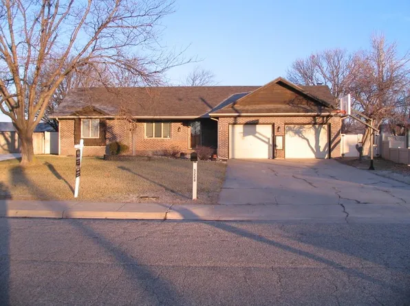 5228 Quail Creek Dr, Great Bend, KS 67530