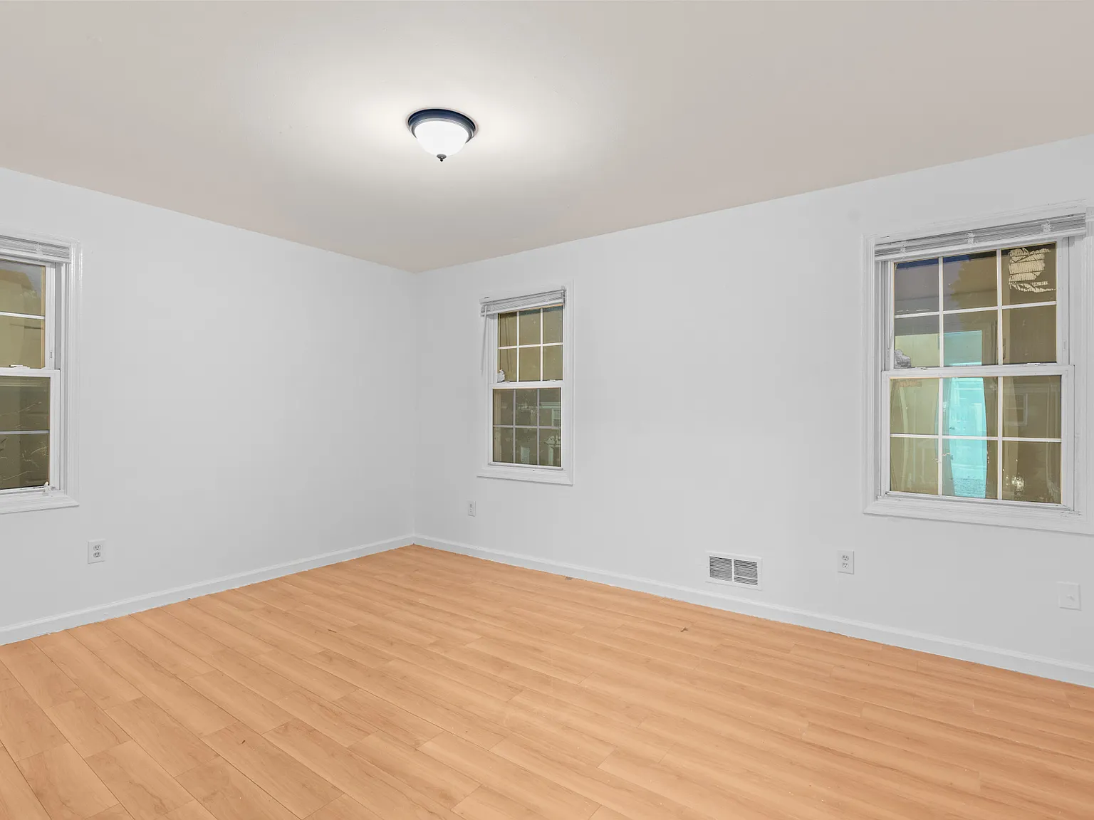 3 bed, 1152 sqft, $1,995 — Photo 4