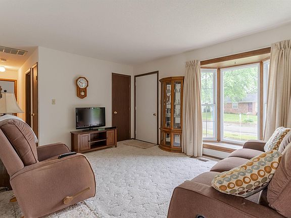 5th image of 1113 Lohoff Ave
