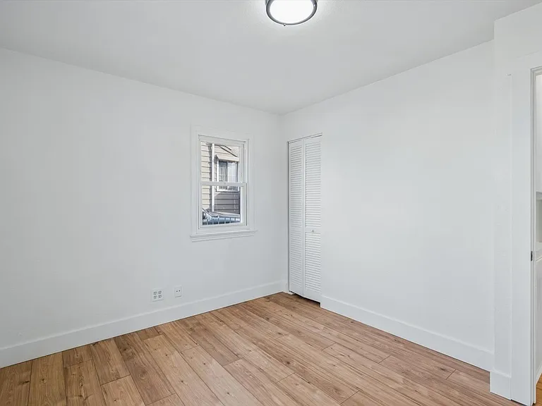 936 Meade St — Photo 11